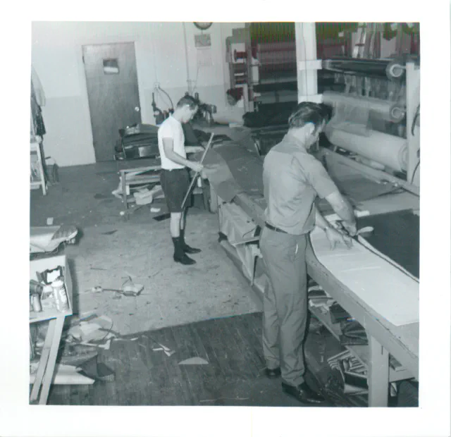 Trabajadores cortando materiales en el taller